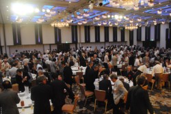 �����͓������𒆐S�ɖ�T�O�O�l���o��