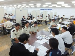 ������63�Ђ��Q���B���ꂼ��̃u�[�X�Ŏ��q���Ɩʒk����