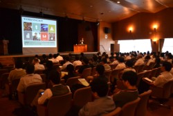 �����͖�P�T�O�l���Q�������u�N���E�h�T�~�b�g�Q�O�P�Q�����F�{�v