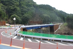 �������ݒu���ꂽ����57���̑ꎺ��