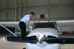 �p�C���b�g�R�[�X�ɂ͌��݂Q�S�l���݊w����B�唼�����O�o�g�҂��B�ʐ^�͌P���O�ɋ@�̂��`�F�b�N����R�N���̐ؑ��ꂳ��i�Q�R�΁A�k��B�s�o�g�j