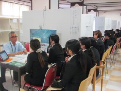 �̗p�S���҂̘b�ɔM�S�ɕ�������Q���w��