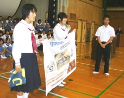 ���Z�̍Z�͂�u�J�@���ɐ�����v�̐l�������f�U�C�����ꂽ���𗳓쒆�̎��{���k��ɓn���͓쒆�̑�c���k���i�����j