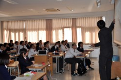 ��y�̘b�ɐ^���Ɏ����X���鐶�k��