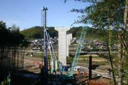 �{�������猩��Γc���̋��r�B��O�łT�{�ڂ̋��r�̊�b�H�����i�ށB�ō����͒n�㍂26��