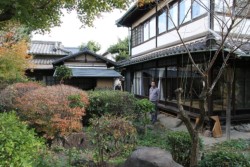 ��N�������v�l�Ǝ���̂R�l�Ō��̕ꉮ�ɏZ�ދ{�삳��B�P�T�O�؂̕~�n�ɂ͏��a���Ɍ���������������i���j�B���̌���ɑ�