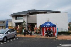 �F�{�s��擇���̂j�j�s�����Z��W����ɃI�[�v���������Ђ̃��f���n�E�X