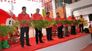 ����s�̖{���A�[�P�[�h�Ȃǂōs��ꂽ�u��1������s�n�l�`�s�n�t�F�X�^�v�B�X�^�b�t��֌W�҂͐Ԃ��W�����p�[�𒅗p�B�I�[�v�j���O�Z�����j�[�ł́A�e�[�v�J�b�g�Ȃ�ʁu�g�}�g�̃c���v���J�b�g����