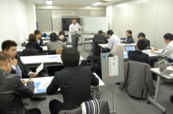 4�̃O���[�v�ɕʂꊈ���Ƀu���X�g���s���Q���҂�