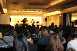 �����̊ϋq���l�߂��������