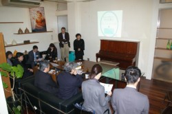 �����͌o�c�҂𒆐S�ɖ�P�T�l���Q��