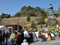 �����͖�300�l���Q�񂵂�