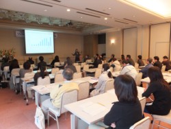 �����͋��E����50�l���Q������