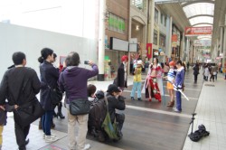 �F�{�s�������ʒ��Ől�C����u�����s�[�X�v�̃L�����N�^�[�ɕ�����NPO�@�l�O�����h�P�Q�̃����o�[�Ǝʐ^�B�e���s���v����i�E����R�l�ځj