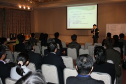 �F�{��w�̍����L�����p�X���ɂ��邭���̖؉�قŊJ������U�񂭂܂��ƌ����𗬃T����