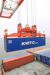 �R���e�i�̓X�v���b�_�[�ƌĂԑ��u�ŏ㕔�̂S���ɂ��錊���s���ŌŒ肵�A�݂�グ��B�P�_�݂艺�����̃W�u�N���[���Ɣ�ׁA���萫�ɗD��A��Ǝ��Ԃ�Z�k�ł���̂�������