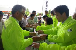 ���X�q�ɃS�[���̕c��z�z���铯�����