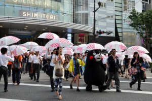 �P�������ĉ��f������n��A�J�̓��̌�ʈ��S��i����Q���ҁB�擪�E����Q�l�ڂ͐Ό�����