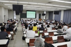 ��ʂ���̎Q�����܂ߖ�P�U�O�l���Q��