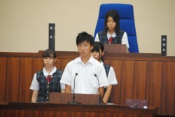 �{�Ԃ��Ȃ���̎�����Ă���яo���A�����ȋc�_�����킳�ꂽ���Z�����c��B�ʐ^�͓�֒��̎Y�Ɣp�����ŏI������Ǝ��Ӓn��̐U����ɂ��Ď��₷��k�ō��Z�̐��k