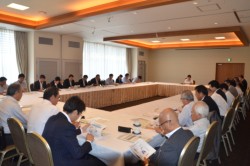 �s���E���Z�@�ւ̊֌W�҂�������čs��ꂽ�o�c�v�V��������B�����͖�S�O�l���Q��