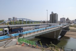 �������p���n�߂������P�R�S���̐V���B�����Ƃ̊Ԃɂ����P�{�̋����˂���