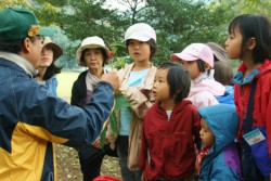 �X�уC���X�g���N�^�[�̃K�C�h�łQ�O�`�R�O�l�̃O���[�v�ɕ�����čs�����R�U��