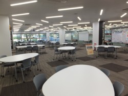 �u���v�̃G���A�ƈʒu�t���Ă���P�K�B���[�j���O�E�R�����Y�ɂ́A���H�\�ȋx�e�̏�Ƃ��ė��p�ł��郊�t���b�V�����[���Ȃǂ�݂��Ă���