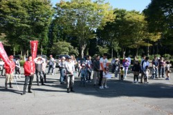 ���ЃO���[�v�̎Ј��ƉƑ���{�����e�B�A�X�^�b�t��W�T�l���Q��