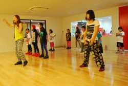 �I�[�v���O�Ɏ��{�����W���j�A�N���X�̑̌����b�X���B�قƂ�ǂ��_���X�o���҂Ƃ������Ƃ�����A��������l�畉���̎q�ǂ�����