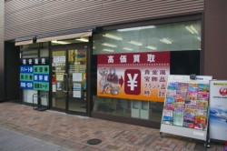 �M������u�����h�i�Ȃǂ̔��掖�Ƃ��s���u�����{�`�P�b�g�ʒ��X�v