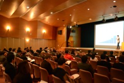 �s����ِ����w�z�[���ŊJ���ꂽ�u�N���E�h�T�~�b�g�Q�O�P�S�����F�{�v