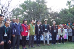 �ۘa���Œn���Z���̊��}���󂯂ċL�O�B�e���鏺�b����i�E����S�l�ځj��