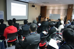 ����͂P�O�l�̑�\�炪�R���Ԃ̃v���[�����s����