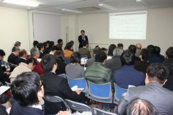 ���܂��Ƒ�w�A�g�C���L���x�[�^�ŊJ�����Z�~�i�[