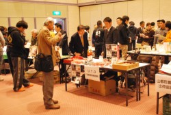 ���Y�҂�̓u�[�X�ɏ��i����ׂăs�[�A�[��