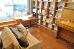 �P�K�ɂ͈�l�܂��͏��l���Ŋ����郉�E���W�Ɓi�ʐ^�E���j�吨�łɂ��₩�ɉ߂����郊�r���O�X�y�[�X�i�ʐ^�E�E�j�������