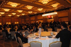 �������A�֌W�҂Ȃǖ�U�O�O�l���o��