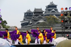 �F�{����o�b�N�ɗx����I����Q����