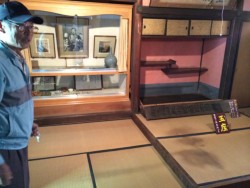 �Q�K�ɂ��閾���V�c�̋ʍ��B�}���̏h�ɂƂ͂����A�����͑z���ȏ�Ɋȑf�ȑ��肾�B��������i���