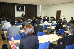 ���̔n���ʉ����̑��ړI�𗬎��ŊJ��������ƋL�O�u��