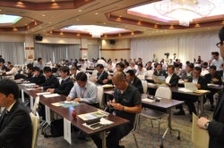 �V���|�W���E���ɂ́A�֌W�҂ق����h�S�s�̒n���Z�����Q�O�O�l���Q��