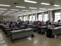 �����񍐉�ɂ͖�80�l���o�Ȃ���