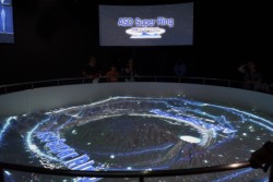 �{�ݒ����ɂ��钼�a�U���̈��h�J���f�����Č���������W�I���}�͌^��p�����v���W�F�N�V�����}�b�s���O�u�W�I���}�E�X�N���[���v�A�ǖʂ̂S�ʃ}���`�f�����A�������f���ŁA���h�Ȃ�ł̗͂Տꊴ����K�Ȕ�s���A�X�������O�ȉΎR�̌����^���̌��ł���