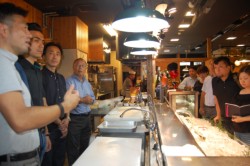 HDC�̍u�t��i���j������H�X�ł̃n���[���Ή��ɂ��ă��N�`���[���󂯐^���ȕ\��Ŏ����X����Q���ҁB�ؗR���̐�����A���R�[���ȂǃC�X�������̉����ŋւ���ꂽ�H�i���������������͎g�����Ƃ��ł��Ȃ��B�i�F�{�s�����扺�ʂ̌��c�C�N�s�ꂦ�т��یF�{���{�X�j