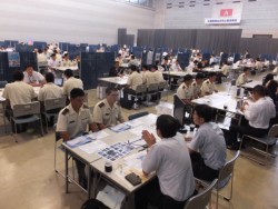 ������72�Ђ��Q���B���ꂼ��̃u�[�X�Ŏ��q���Ɩʒk����