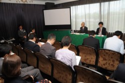 �F�{�z�e���L���b�X���ŊJ���ꂽ�L�҉