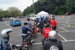 ������8���߂�����󂯕t���J�n�B�X�^�b�t�͎�ɋ�B���̃{�����e�B�A