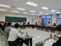 ��Ƃ����߂�l�ނ⋳����e�Ȃǂ��ӌ���������l���S���҂Ɠ��勳�E��