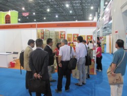 �}���[�V�A�����ő�K�͂̍��ۃn���[�����{�s��K��A�n���[�����i�ɂ��Ċw�ԁuFFG����A�W�A�C�X�����o�ό����@�c�v�̈�s�B�}���[�V�A�̊�Ƃ���|����H�i�A�����A���ϕi�ȂǑ����̃n���[�����i���W�����ꂽ